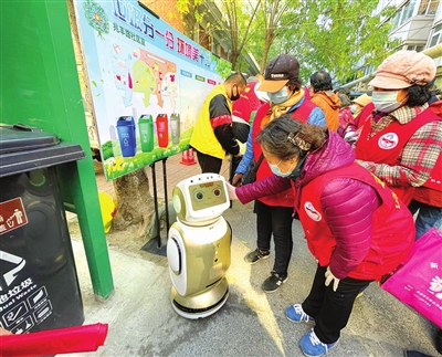 垃圾分类机器人来啦 可与居民互动 解决垃圾分类难题